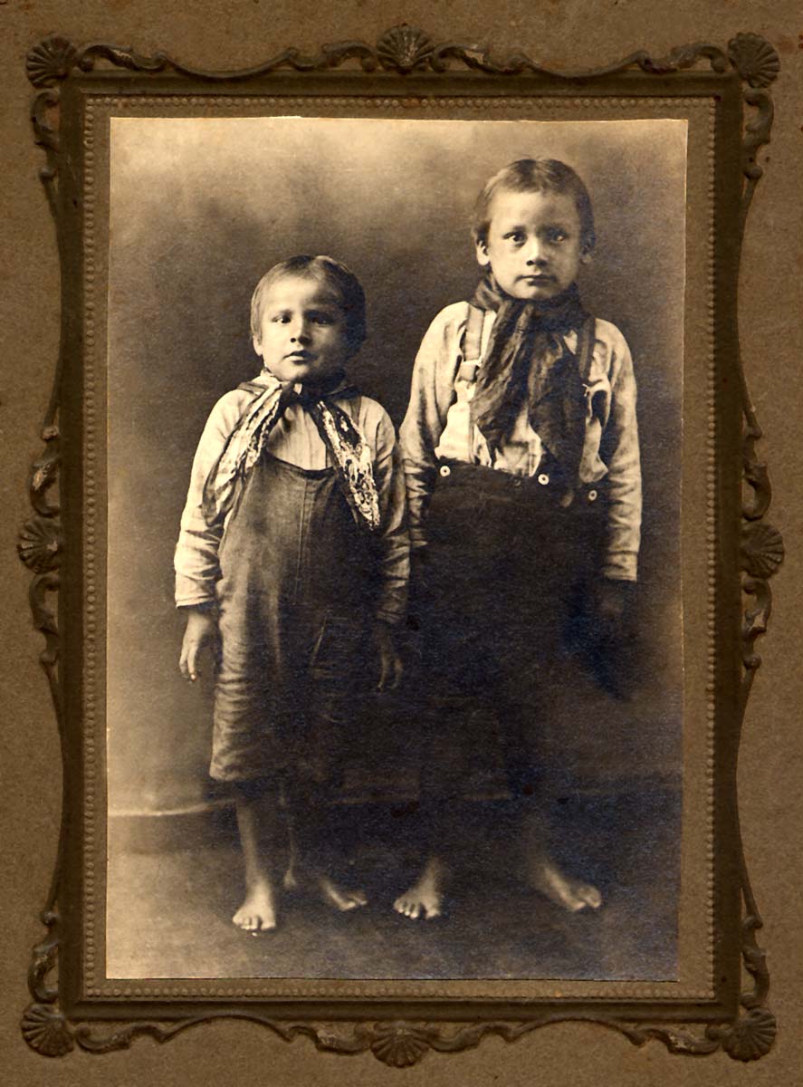 Left to right: Mo-e-kah-shah (Joseph Kemohah) [Allottee #657]; He-mo-sah (John Kemohah) [Allottee #656]. Osage Nation Museum, Image courtesy of Mary Brasier [P01-0041].