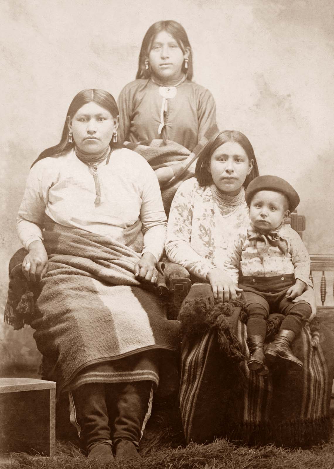 Front row, left to right: Me-se-che-he (Rosa Shunk) [Allottee #34]; Dora Penn [Allottee #822]; Unknown. Back row: Unknown. Osage Nation Museum [P01-0335].